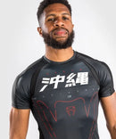 Rashguard - Venum - Okinawa 3.0 - Lyhyt hihainen - Musta / Punainen